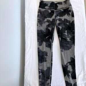 Lululemon High-Waisted Leggings - Gray Camo Print - size 6